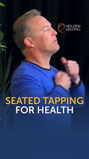 Energize Your Day with This 60-Second Tapping Practice In this short seated practice, Lee Holden guides you through body tapping on key acupressure points—from the chest to the lower back. These simple movements help: ✨ Release emotional stress 💨 Boost energy levels 🔋 Recharge your adrenal system Perfect for when you're low on energy or holding tension in your body. 💺 Want more practices that you can easily do from a seated position? Join Lee for the Seated Qi Gong Workshop—designed to help y