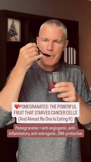 ❤️ POMEGRANATES: THE ANTI-CANCER FRUIT NO ONE TALKS ABOUT Pomegranates are loaded with: • Punicalagins → antioxidant anti-inflammatory • Ellagic acid → DNA protection anti-tumor • Anthocyanins → block angiogenesis • Phytoestrogens → balance hormones naturally 🔬 Backed by research: 📚 Cancer Prev Res, 2010 — inhibited blood vessel formation in tumors 📚 Nutr Cancer, 2014 — reduced tumor cell proliferation 📚 J Agric Food Chem, 2012 — demonstrated DNA protection antioxidant capacity ✔️ How I Use 