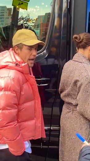 Justin Bieber snaps at fan asking for an autograph while with wife, Hailey Bieber. | Meme Girls
