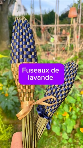 🧑‍🌾 Jardinbiobzh 🌱 on Instagram: "DIY fuseaux tissu Pour la réalisation, il vous faut : -tissu, prenez la largeur que vous souhaitez, fin ou large ou alterner pour faire varier vos fuseaux. -des tiges de lavandes 20/40cm. Elle peut sécher quelques jours avant le passage en fuseau. Ici je fais les fuseaux avec 38 ou 42 brins de lavande. Pour le tissage c’est assez simple, on fait un noeud sur le premier brin et ensuite il alterne un brin sur deux. Vous pouvez aussi faire tous les 3 ou 4 brins 