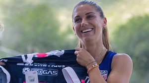 ¡Se le cumplió a la afición! Alex Morgan posa con su jersey de Rayadas