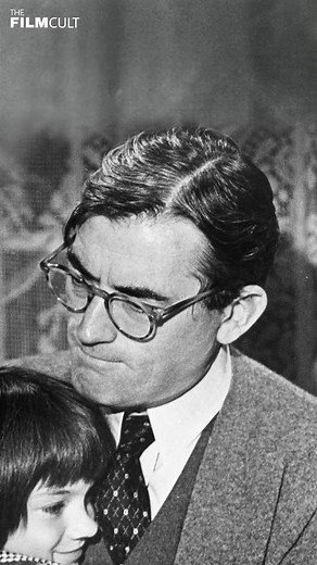 The Film Zone Español on Instagram: "'Matar a un ruiseñor' (1962) Lección #1 ⚖️ Todos tenemos una historia y por eso Atticus Finch, quiere que sus hijos, principalmente Scout, aprendan a no juzgar ni condenar a otras personas, especialmente a las que son diferentes a ella. Ésta es una lección de vida que no cambia con el tiempo ni la época, es algo que debería ser recordado todos los días. "Matar a un ruiseñor" representa 'La muerte de la inocencia' En la novela de Harper Lee, la escritora utili