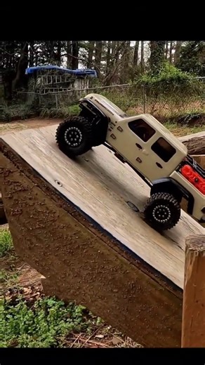 Axial SCX24 Gladiator Testing The Course