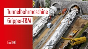 FALLER - Tunnelbohrmaschine Gripper-TBM - 130900 H0 Mit 4.200 kW durch den Berg⛰️💥! PREMIUM-Modell einer »Gripper-TBM« Tunnelvortriebsmaschine inkl. Nachläufer, Sohltübbingen und Getriebemotor nach einem Vorbild der HERRENKNECHT AG aus Schwanau. Mit den namensgebenden Grippern verspannen seitlich ausfahrbare Hydraulikzylinder die Tunnelbohrmaschine an der Tunnelwand. Hydraulische Vortriebszylinder lenken mit Schwenkbewegungen die Trassenführung und vermitteln dem Bohrkopf Anpressdruck. Mit roti