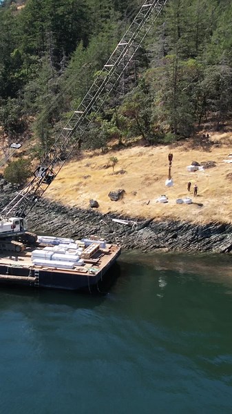 Massive crane at work on a barge #fyp #yagerbuilt #construction #timelapse