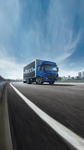 El Atego 1729 es el camión más elegido por los argentinos, y eso nos llena de orgullo. 🇦🇷 Porque lo producimos acá, y eso es trabajo argentino. 🩵🤍🩵 Este camión se adapta a una amplia gama de aplicaciones, desde el transporte de carga general hasta la logística especializada. Su capacidad de carga generosa y su diseño versátil lo convierten en la elección perfecta para una variedad de industrias, como la industria de bebidas, la industria alimentaria, el segmento agro, la industria de la con