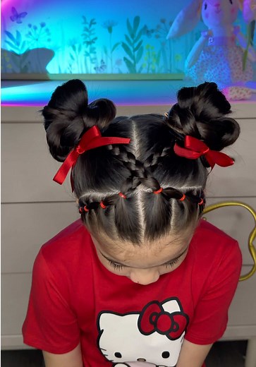 Cute pigtails for school with a messy buns and a cute red bows aquí te dejo esta idea por si no sabes cómo peinar a tu hija mañana ❤️ #girlshairstyle #hairstyle #schoolhairstyles #quickhairstyle #fyp