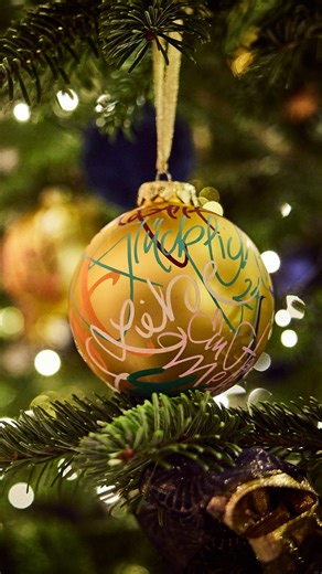 Merry Christmas🎄 Heute sendet unsere Atlantic-Crew aus allen Bereichen des Hauses festliche Grüße in vielen Sprachen – Ein Moment voller Wärme, Dankbarkeit und weihnachtlicher Freude, den wir von Herzen mit euch teilen.✨ Genießt die festliche Zeit mit euren Liebsten und lasst euch vom Zauber der Feiertage mitreißen.🤍 #hotelatlantic #hamburg #autographcollection #marriottbonvoy #michelinstardining #alsterview #hamburghotel #gourmetlife #traveldestinations #die101bestenhotels | Hotel Atlantic Ha