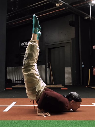 Scorpion Push-up #handbalancing #breakdance #circus #training #gym