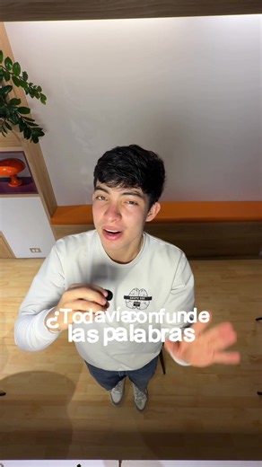 📚 ¿Todavía se confunde entre palabras agudas, graves y esdrújulas? Este video le puede salvar más de una tilde. 👀 🧠 Le explicamos una forma sencilla de identificar primero la sílaba tónica y, a partir de ahí, reconocer qué tipo de palabra es y cuándo debe llevar tilde. ✏️ Porque en Lenguaje no todo es memorizar reglas: aprender a identificar patrones le ayuda a resolver este tipo de preguntas con mucha más facilidad. 💬 ¿Cuál de estas tres le cuesta más: agudas, graves o esdrújulas? 👇 📲 Esc