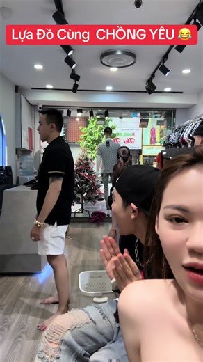 Nhiều khi thấy củng vui mà ngẳm lại thì thấy mình méc dạy vô cùng 😂 chọc ổng từ shop này qa shop khác dị mà chịu được trời 😅 ĐÚNG LÀ TRẦN TRỌNG MẠNH CHỒNG NGỌC MÀ 😂#vochongongmanh #pemanhtoptop #rubyleshop #manhdoci