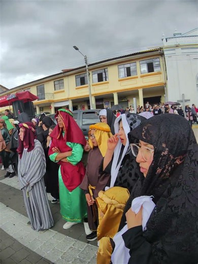 VIA CRUZES RESANDO LAS ESTACIONES EN EL CENTRO DEL CANTÓN DELEG ✝️