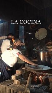 El sonido del sabor 🌺, desde que encendemos el fogón, volteamos la tortilla hasta que llega a tu mesa, nuestra cocina se convierte en una experiencia sensorial 🪵 #ElEdénRestaurante #TradiciónTabasqueña #CulturaViva #Foodie #GrupoRodizio #Villahermosa #Tabasco | El Edén Restaurante