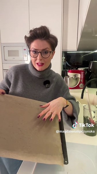 To jest zdecydowanie moje ulubione świąteczne ciastko warstwowe! Z delikatnym serkiem wiejskim OSM Włoszczowa wychodzi zawsze idealnie 😋 🎄Składniki🎄 3 opakowania serka wiejskiego OSM Włoszczowa szpinak mrożony 4 jajka dziki łosoś wędzony koperek 2 cytryny chrzan sól pieprz czosnek granulowany gałka muszkatołowa olej [reklama]