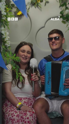 A h-uile duine a-nise.. 🎶🪗🧻 You know this one! Belladrum ri fhaicinn air BBC iPlayer. | BBC ALBA