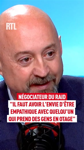 RTL on Instagram: "Laurent Combalbert est l’un des grands spécialistes français de la négociation de crise. Ancien négociateur du RAID, formé par le FBI, il a longtemps géré des situations extrêmes : prises d’otages, menaces terroristes, individus retranchés. Retrouvez « Un jour, une vie » du lundi au vendredi de 9h30 à 10h avec Faustine Bollaert et en podcast sur rtl.fr et l’application RTL. 📱💻 Pour participer à l’émission : unjourunevie@rtl.fr . . . #radio #raid #négociation #faustine #RTL"