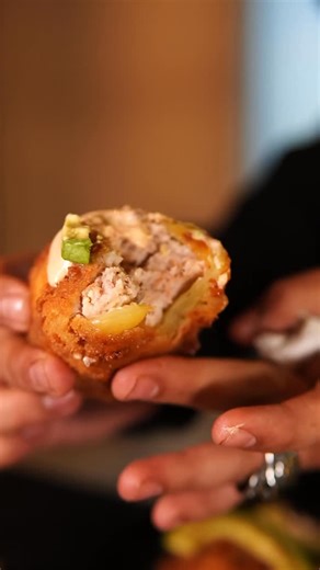 @exoticart_studio on Instagram: "Ven a @belt_roll conoce le chile relleno con (Carne de res, camarones, Philadelphia, surimi, pollo) no te arrepentirás del gran sabor #foodlover #queretarofood #sushi #sushisinaloense #reels"