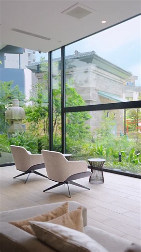 三菱地所レジデンス on Instagram: "「ザ・パークハウス 板橋大山大楠ノ杜」のゲストルーム「泉」— 140㎡超の広さと庭園の潤いに包まれる、迎賓のための特別な空間。 和の趣を大切にしながら、余白を生かしたシンプルでモダンに仕上げたデザインが特徴で、落ち着きと上質さが共存する空間です。 リビングやガラス張りのジャグジースペースからは、緑と水が織りなす庭園の景色を楽しむことができます。 ご家族やご友人の招待はもちろん、居住者同士でのパーティにもぴったり。ラグジュアリーな空間で、心満たされるひとときを。 🏨ゲストルームとは マンションの居住者が、ご家族やご友人を招いた際に宿泊していただける共用施設です。 写真「ザ・パークハウス 板橋大山大楠ノ杜」（当社分譲済） 三菱地所レジデンスは 「暮らしに、いつも新しいよろこびを」 をコンセプトに住まいを考えていきます。 ザ・パークハウスの物件はプロフィール （ @the_parkhouse ）のURLから！ 三菱地所レジデンスはXでも発信しています。 （ @the_parkhouse ）のURLから！ #三菱地所レジデンス #ザパークハウ