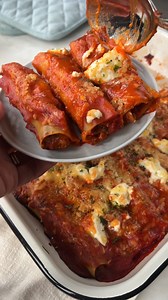 🤩NIEUW Cannelloni met gehakt! Recept: https://www.leukerecepten.nl/recepten/cannelloni-met-gehakt-recept/ Het was al even geleden dat ik een overschotel heb gedeeld, terwijl dit een van mijn favoriete gerechten is. Zeker als het om een cannelloni gaat! Ik maakte een lekkere vulling met onder andere wortel, paprika en gehakt met kruiden en ricotta. En mijn tip: gebruik een spuitzak of neem gewoon een plastic boterhammenzak. Doe hier de vulling in, knip een groot stuk van een punt af, zo zijn de 