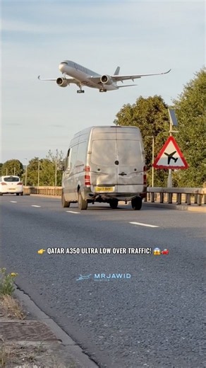 Qatar Airbus A350 Low Landing Over Traffic at Heathrow! ✈️🚗 #qatar #airbus #heathrow #aviation
