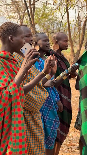 436K views · 5.1K reactions | Las mujeres Surma, también conocidas como Suri, viven principalmente en el suroeste de Etiopía, en la región del valle del Omo, cerca de la frontera con Sudán del Sur. Son reconocidas por su fuerte identidad cultural y sus impresionantes formas de expresión estética. #inspirationofafrica | Quim Fàbregas - Fotografía y Viajes. | Facebook