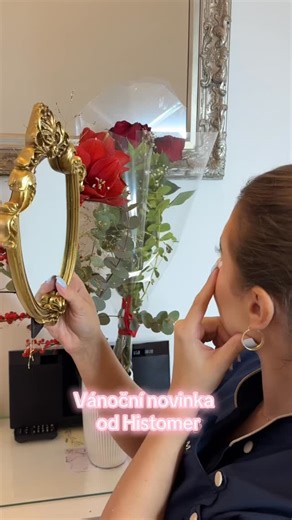 @medicskinshop on Instagram: "✨ Tip na krásný dárek od Histomer ✨ Zpevňující krém na oční okolí, který hydratuje, rozjasňuje a pomáhá zpomalit tvorbu vrásek – ideální i jako prevence pro mladší pleť. Peptidy Aminokyseliny Koloidní zlato Kyselina hyaluronová Oční okolí působí svěže, odpočatě a hladší ✨ Skvělá volba pro maminku, sestru, kamarádku i přítelkyni – nebo jen tak pro radost. 📦 Velikost 15 ml a 19 ml ✔️ Vhodný pro každodenní péči"