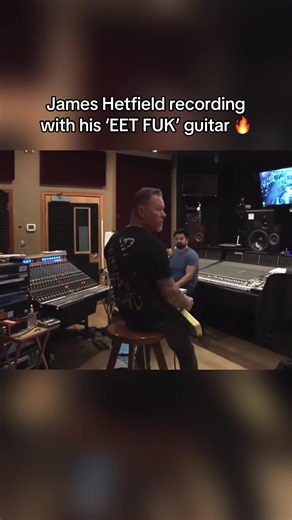James Hetfield recording with his ‘EET FUK’ guitar – Hardwired session