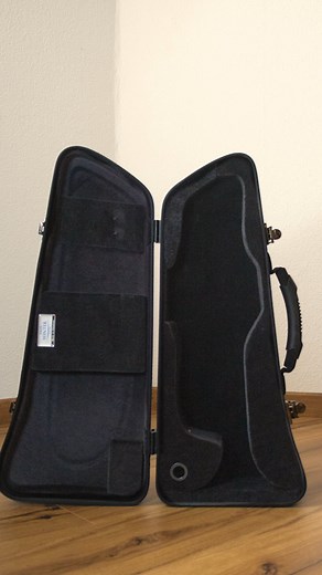 Let us introduce to you: Our Shaped Trumpet case! 🎺 Gone are the days of boring, impractical suitcases for your brass instrument. The shaped style makes this case easy to carry, ultra-lightweight and just a lot more interesting, don't you think? Which case should be in the spotlight next? | Jakob Winter