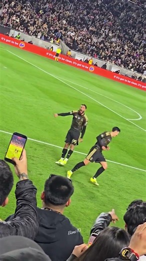 Why do messi stromed into referees to attack them #football