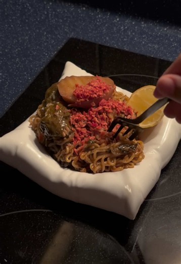 لو تحبون الاندومي الورق العنب ؟! فا الوصفه هذه لكم 🫵🏻 لذيذذذه وحامضه بشكل رهيب ! 👾🍜 - اندومي ورق العنب 🤤🍋💚 المقادير: * ٢ اندومي (واحد اخضر وواحد ابيض) * زيت الاندومي شوية زيت عادي * ثوم مفروم * ورق العنب جاهز ( اهم شي يكون نوعيه حلوه ويكون ذايب ) * شوية معجون طماطم * صويا صوص معتدلة * دبس رمان * عصير الليمون * تاكيز للتقديم الطريقة: اول شي اسلق الاندومي نص استواء لانه بيكمل استواءه مع الصوص. في مقلاة على النار احط زيت الاندومي مع شوية زيت عادي واشوح فيهم الثوم، بعدها اضيف شوية من مرقة الو