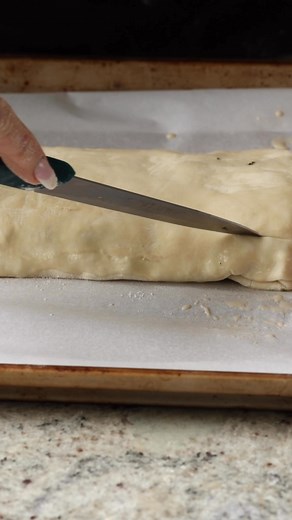 78K views · 923 reactions | This easy, vegan lentil Wellington with mushrooms ‍and vegetables, 凌 is perfect for holidays and potlucks. A flavorful lentil-mushroom loaf wrapped in crisp puff pastry is a total crowd-pleaser  Recipe in the comments #veganholidaydinner#veganthanksgiving #veganwellington | Vegan Richa | Facebook