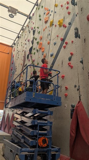 ✨ Nuevas vías equipadas ✨ Nuestros routesetters han estado trabajando duro y ya puedes disfrutar de nuevos retos y líneas frescas en el muro. 💪🧗‍♂️ Ven a probarlas, encuentra tu favorita y cuéntanos qué te ha parecido. #Routesetting #NuevasVías #Escalada #ClimbingLife #Boulder #ClimbingCommunity | The Climb