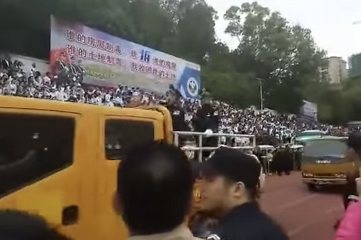 En Chine, dix hommes condamnés à mort devant un stade comble