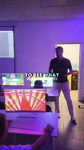 Teacher Get's Fooled By Kids That Are Playing Roblox With A Secret Life Hack 🤯🤔