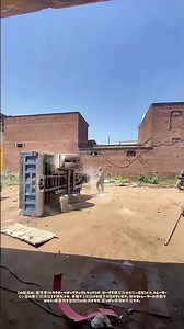 横から引っ張り、トレーラーをひっくり返す：農用車が仕掛ける強引な移動