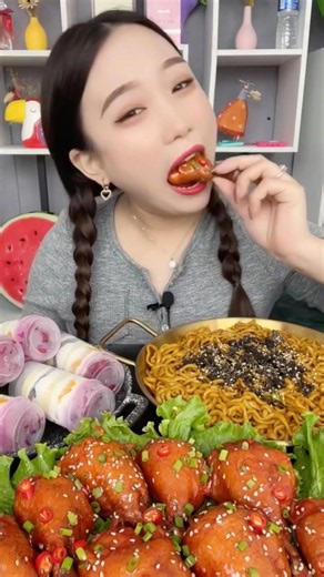 发10包,我吃的2包,细面也很劲道,辣酱偏咸口,甜味不明显,中辣,口感更中式,这款可以泡可以煮 #白象 #火鸡面 #短视频带货王