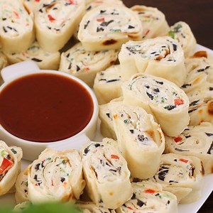 Tortilla Pinwheels - make ahead flavorful appetizer, easy to prepare for various occasions. Full recipe: https://bit.ly/2YwRQne | Home Cooking Adventure