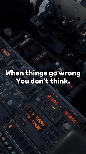 Airline pilot secret ✈️ Airlines don’t train pilots in simulators because we forget how to fly. We train for repetition. Engine failures. Fires. System failures. Emergency procedures. Again. And again. And again. Until reactions become automatic. Because in aviation, when something goes wrong, there’s no time to hesitate. You don’t rise to the occasion. You fall back on your training. ✈️
