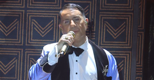 Γιώργος Μαζωνάκης: Πανέρι με λουλούδια τον πέτυχε σε ευαίσθητο σημείο - Η αντίδραση του τραγουδιστή