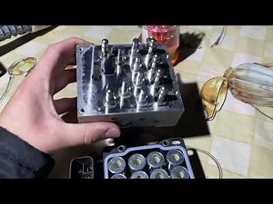 Desmontando um módulo de abs de peugeot para ver o que tem dentro