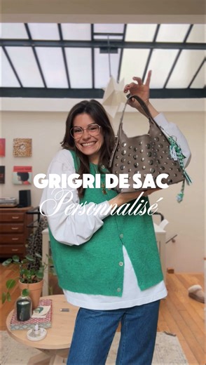 Je personnalise mon 👜 avec mon nouvel accessoire préféré ✨🎀🤗 Je parle bien sûr du grigri de sac et le plus cool, c'est que vous pouvez aussi personnaliser le vôtre. Il n'y a qu'à suivre les instructions disponibles sur le site de @PERLES & CO et surtout profiter du moment ☺️✨💕 Pour que ce soit encore plus simple, je vous ai ajouté la liste de mes fournitures pour la version ❤️🩷 en lien dans ma bio IG ! Et si vous souhaitez profiter des -10% sur votre première commande mon code JULIETTE10 es