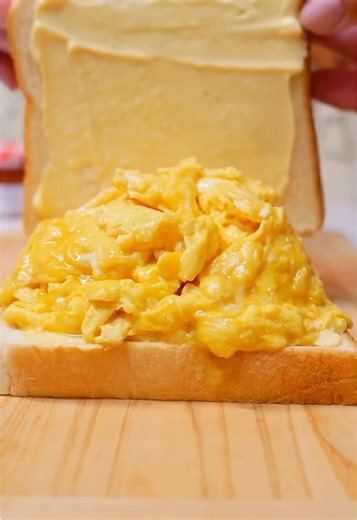 卵を流して混ぜるだけ！「巻かないだし巻き」の爆盛りサンド 【材料】 食パン(6枚切り) 2枚 有塩バター 20g 卵 5個 ◆砂糖 大さじ1 ◆めんつゆ 大さじ1 ◆水 大さじ2 ◆マヨネーズ 大さじ1 パンに塗る マヨネーズ 大さじ2 【作り方】 1.ボウルに卵を割り入れて、◆の調味料を加えてお箸でよく混ぜる 2.フライパンを中火にかけて、有塩バターを敷いて②の卵を流し入れる 3.卵が焼けてきたら、外側から中心に向かってよせるようにして焼く ※焼きすぎないように注意 4.食パンにマヨネーズを塗る 5.半熟状態でパンに乗せて挟んで、クッキングシートで包む ※サランラップで包んでも良い。 (10分くらい置いて落ち着かせてから食べると良い) ✏－－－－－－－－－－－－ COEIROINK:AI声優-朱花 #Lemon8でハジける発見 #卵卵卵んどぉお #PR #簡単レシピ #卵レシピ