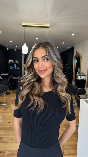 Transition choque !!! Omg @maissane.agl blonde qui lu cru !!? Jai réalisée un balayage fondu pour un blonde très clair reflet beige irisé et ajoutée 2 bandes d’extensions adhésives de chaque côté à l’avant pour combler son dégradé alors …. Team brune ou blonde pour elle ? | Sabrina Création