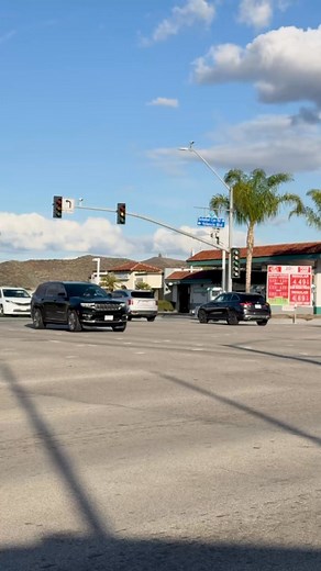 🚦’Tis the season to slow down.🚦 In just 30 minutes at one of our busiest intersections, dozens of drivers ran red lights. Please don’t be one of them. This holiday weekend, give the gift of safety — stop on red and get home to the people who matter most. ❤️🎁🎄 #SantaClarita #headsup #drivesafe | City of Santa Clarita Government