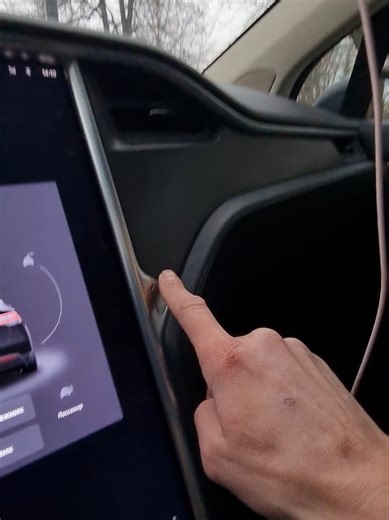 Бардачок в Tesla Model X так просто не открыть 🤔 #viral #tesla @Леонид Панюта 💥 Меняю Мир 💯