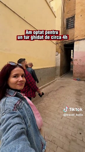 Ziua 7 în Maroc – pierduți prin labirintul din Fes 🇲🇦 Astăzi explorăm Fes, capitala culturală și spirituală a Marocului. Orașul este celebru pentru Medina of Fes, un labirint vechi de peste 1200 de ani, cu peste 9000 de străduțe și aproximativ 300 de moschei. 🍳După micul dejun la Dar Fes Tresor , am plecat să explorăm Medina într-un tur ghidat privat de 4 ore care ne-a costat 50€ pentru amândoi. 📍Prima oprire: Palais des Fes , unde am urcat pentru un view superb asupra orașului vechi. Apoi a