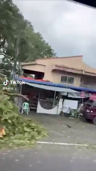 MARAMING BAHAY SA LA UNION, NAWALAN NG BUBONG DAHIL SA LAKAS NG BAGYONG EMONG Ang ilang mga palayan, lubog pa rin sa baha. Panoorin ang video. #KMJS