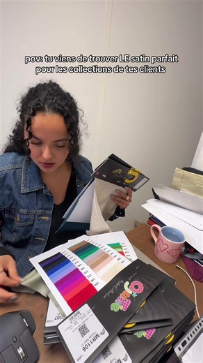 il est incroyable avec une gamme couleurs de dingue !!! -> on t’accompagne ig : mode_drawing / bureaupaprika 🌟 #sourcingmatieres #satin #fashiondesigner