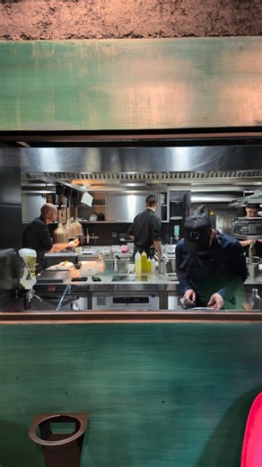 Popcorn Paris | Food & Travel Guide on Instagram: "Une plongée gastronomique en plein Paris 🍴 👨‍🍳 Chez @restaurant_quelque_part le chef @florian_barbarot (Top Chef saison 10) nous embarque pour un voyage sensoriel original et immersif, inspiré des profondeurs marines — avec un détail qui m’a particulièrement marquée : un accord pain, une première pour moi. On ne choisit pas les plats, seulement le nombre de paliers… et on se laisse porter par le courant. 🎏Menu iodé autour des produits de la 