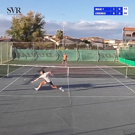 😅🤣 Quand tu dois faire un match avec 80-100 km/h de vent 💨🌪 Quarts de finale épique de la NTC pour Max contre Cédric dans le tableau des 5/6. Des Highlights en collaboration avec le Laboratoire SVR, partenaire de la National Tennis Cup spécialisé dans les soins dermatologiques pour tous les types de peaux. ⚠️ Et il est toujours important et utile de rappeler qu'il faut protéger sa peau du soleil au tennis. Dans la gamme SVR, le gel EXTREME Sun Secure est d'ailleurs parfait pour le sport. #te